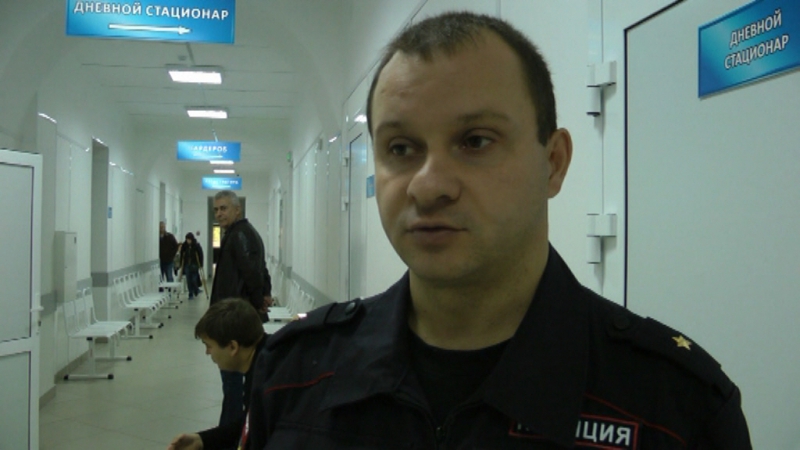 Сотрудник полиции принял участие в эвакуации людей из автобуса, который перевернулся в Оренбурге утром